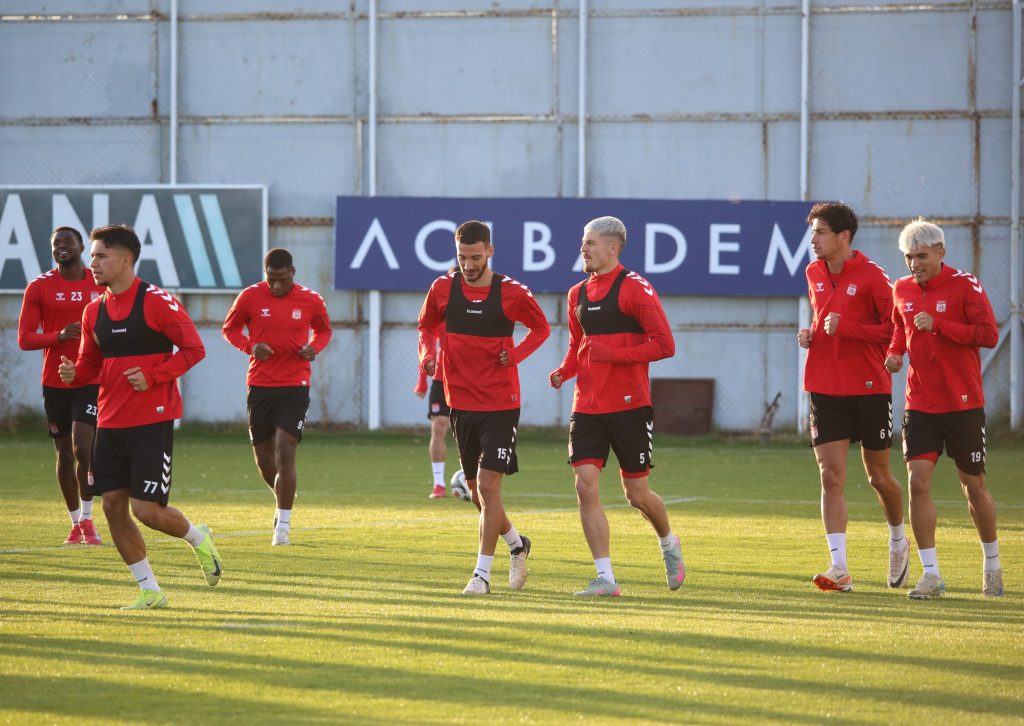 Sivasspor Teknik Direktörü Osman Zeki Korkmaz: "İstifa Gibi Bir Gündemim Yok" AW563555 05 | Gündem Sivas™ Haber