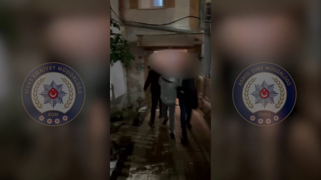 Sivas'ta Firari Hükümlü, Asansör Makine Dairesindeki Gizli Bölmede Yakalandı AW565322 02 | Gündem Sivas™ Haber