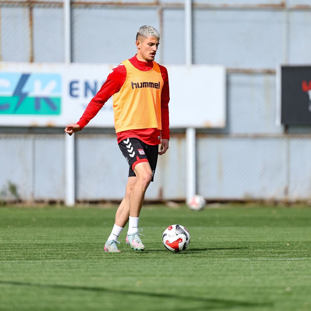 Sivasspor'da Kepezspor Mesaisi Başladı: Osman Zeki Korkmaz Antrenmanda Yok! AW566307 01 | Gündem Sivas™ Haber