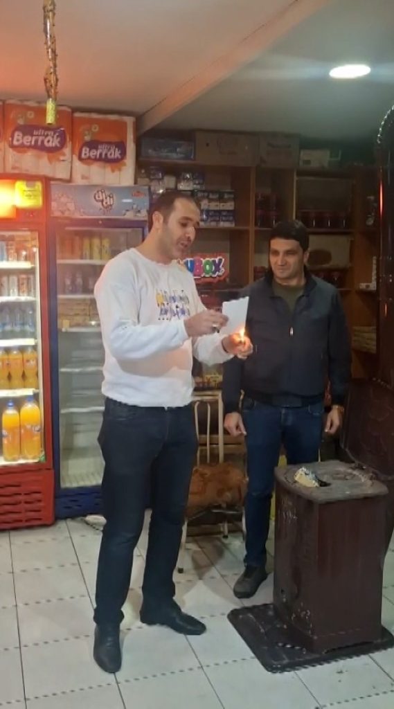 Sivas Zara'da Örnek Davranış: Hayırsever Borç Defterini Yakarak Vatandaşları Sevindirdi AW566659 02 | Gündem Sivas™ Haber