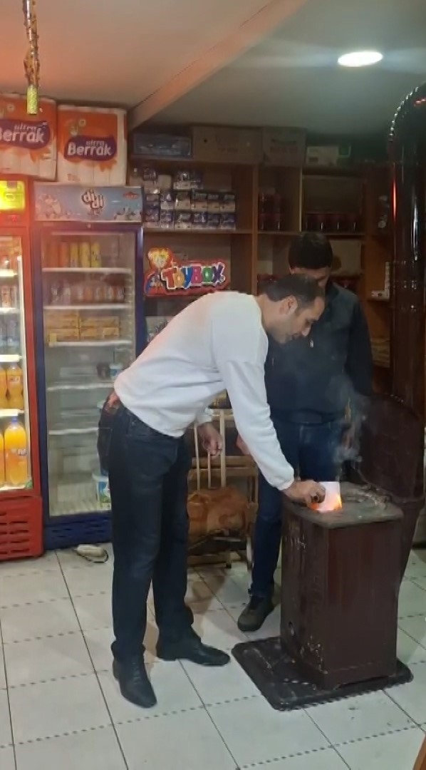 Sivas Zara'da Örnek Davranış: Hayırsever Borç Defterini Yakarak Vatandaşları Sevindirdi