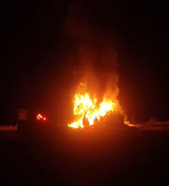 Sivas-Kayseri Karayolunda Saman Yüklü TIR Alev Alev Yandı: Tır Küle Döndü! Sivas-Kayseri Karayolunda Saman Yüklü TIR Alev Alev Yandı: Tır Küle Döndü!