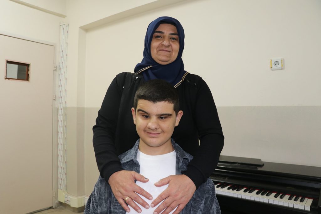 Görme Engelli 13 Yaşındaki Kadir Alp Şınaydar, Absolut Müziğin Yıldızı Olmaya Hazırlanıyor AW567278 02 | Gündem Sivas™ Haber