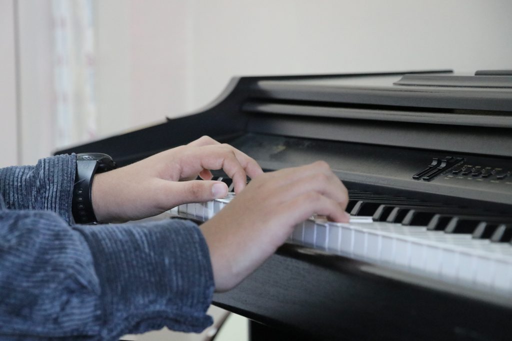 Görme Engelli 13 Yaşındaki Kadir Alp Şınaydar, Absolut Müziğin Yıldızı Olmaya Hazırlanıyor AW567278 03 | Gündem Sivas™ Haber