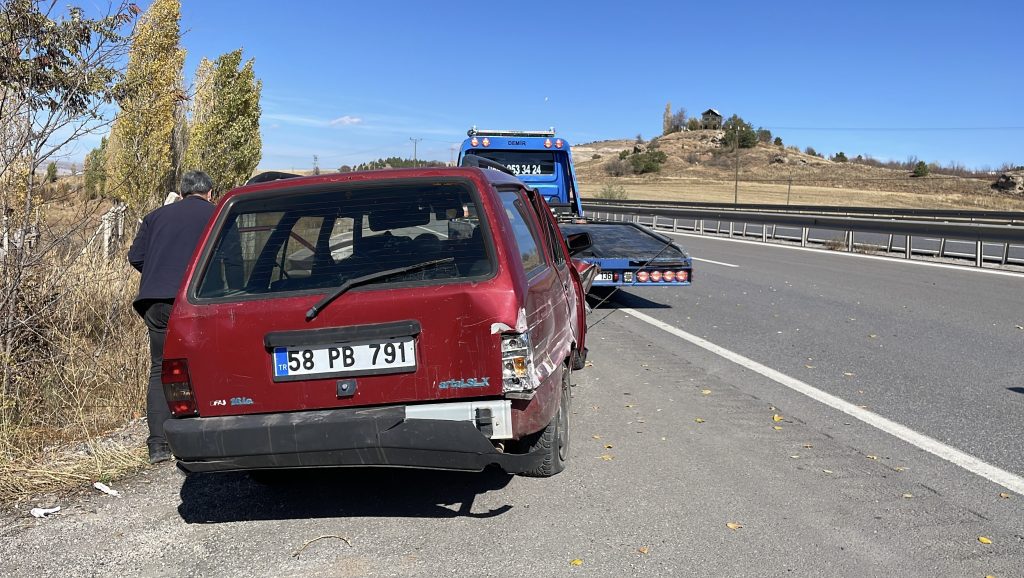 Sivas'ta Korkutan Kaza: 1'i Ağır 2 Kişi Yaralandı AW567370 02 | Gündem Sivas™ Haber