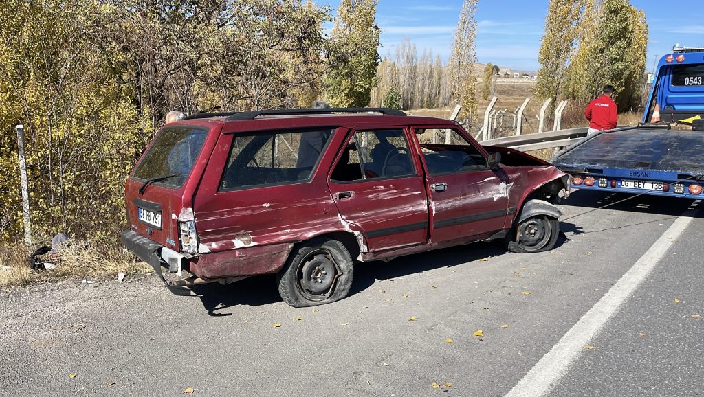 Sivas'ta Korkutan Kaza: 1'i Ağır 2 Kişi Yaralandı AW567370 03 | Gündem Sivas™ Haber