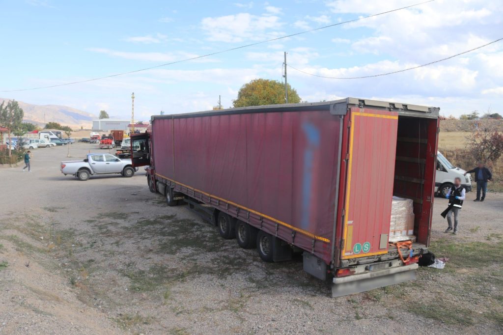 Sivas Suşehri'nde İlaç Yüklü Tırda Şok Eden Kaçak Göçmen Olayı: 8 Kişi Yakalandı AW568001 02 | Gündem Sivas™ Haber