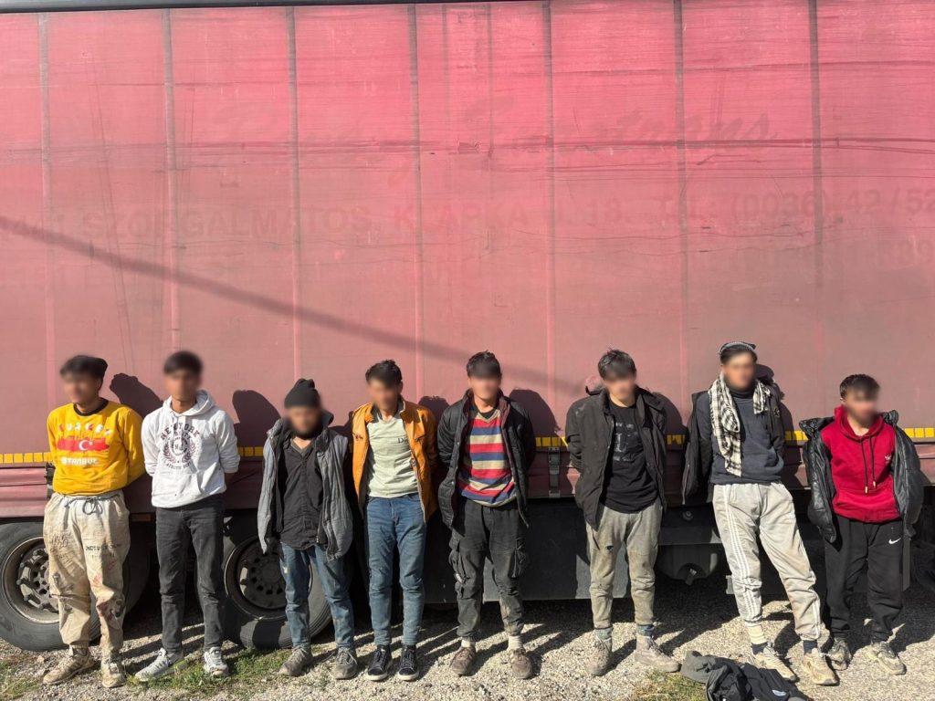 Sivas Suşehri'nde İlaç Yüklü Tırda Şok Eden Kaçak Göçmen Olayı: 8 Kişi Yakalandı Sivas Suşehri’nde İlaç Yüklü Tırda Şok Eden Kaçak Göçmen Olayı: 8 Kişi Yakalandı