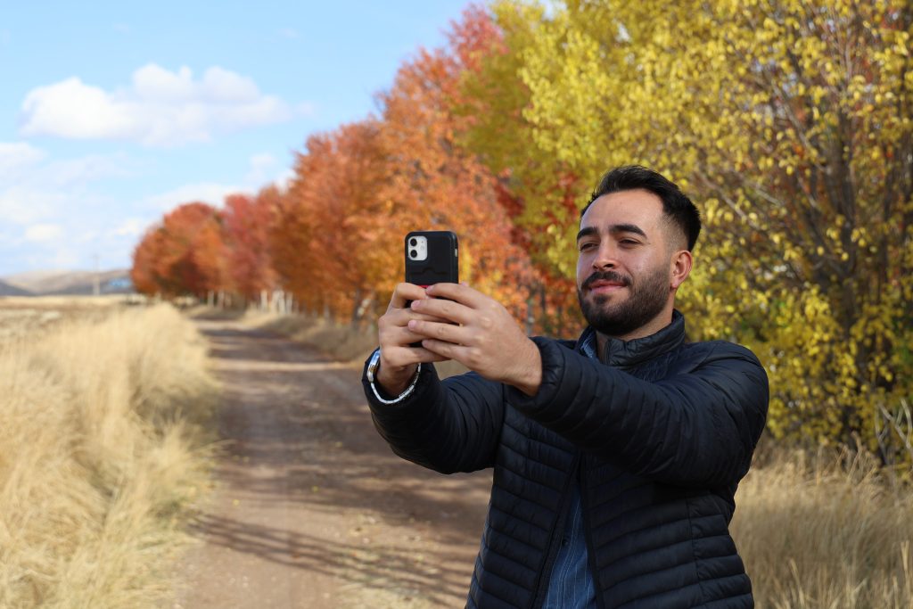 Sivas'ın Sonbahar Harikası: Yağlı Boya Tablosu Güzelliğinde Vişne Bahçesi AW568009 02 | Gündem Sivas™ Haber