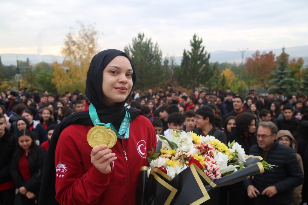 Sivaslı Afra Kılınç, Çin’de Wushu Kung Fu Dünya Şampiyonu Oldu: İki Altın Madalya ile Tarih Yazdı