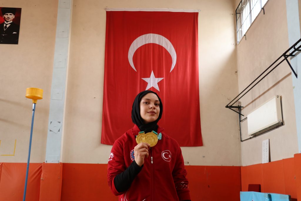 Sivaslı Afra Kılınç, Çin’de Wushu Kung Fu Dünya Şampiyonu Oldu: İki Altın Madalya ile Tarih Yazdı AW568117 02 | Gündem Sivas™ Haber