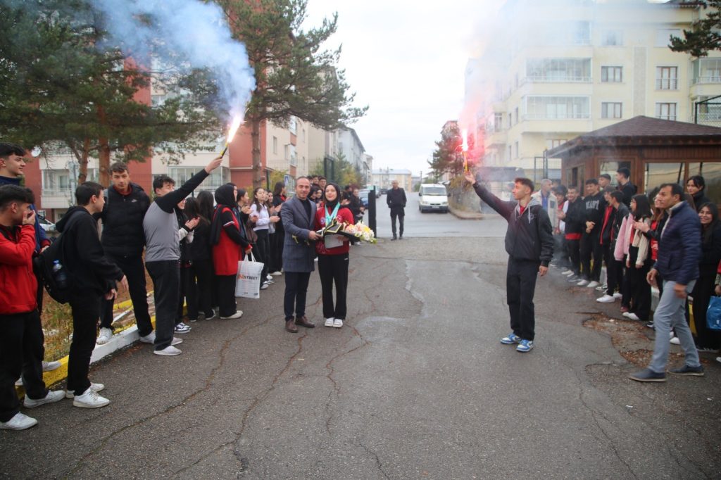 Sivaslı Afra Kılınç, Çin’de Wushu Kung Fu Dünya Şampiyonu Oldu: İki Altın Madalya ile Tarih Yazdı AW568117 03 | Gündem Sivas™ Haber