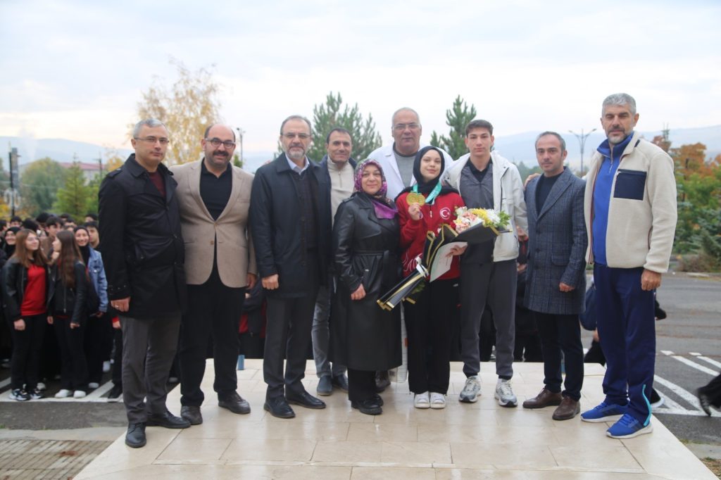 Sivaslı Afra Kılınç, Çin’de Wushu Kung Fu Dünya Şampiyonu Oldu: İki Altın Madalya ile Tarih Yazdı AW568117 07 | Gündem Sivas™ Haber