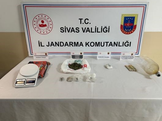 Sivas Jandarması'ndan Narkotik Operasyonu: Evinde Uyuşturucu Ele Geçirilen Şahıs Tutuklandı Sivas Jandarması’ndan Narkotik Operasyonu: Evinde Uyuşturucu Ele Geçirilen Şahıs Tutuklandı