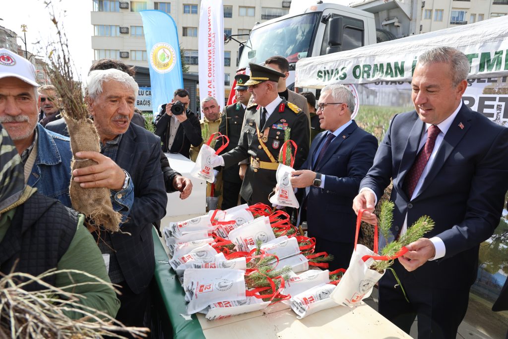 Sivas’ta Cumhuriyet Bayramı Coşkusu: Atatürk Anıtı’na Çelenk Sunumu ve Fidan Dağıtımı