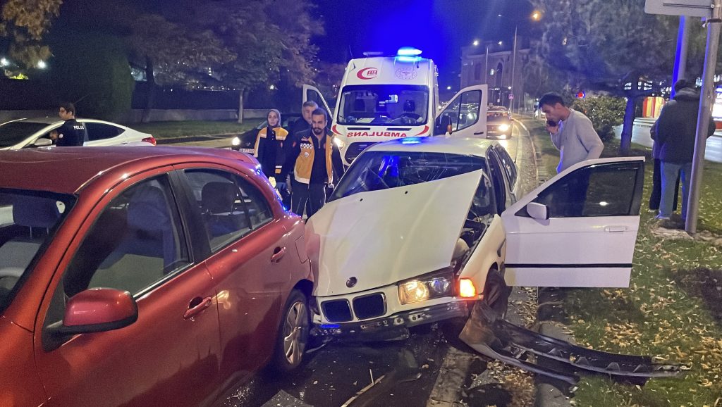 Sivas'ta Zincirleme Kaza: Kırmızı Işıkta Bekleyenlere Çarptı! 1 Yaralı Sivas’ta Zincirleme Kaza: Kırmızı Işıkta Bekleyenlere Çarptı! 1 Yaralı