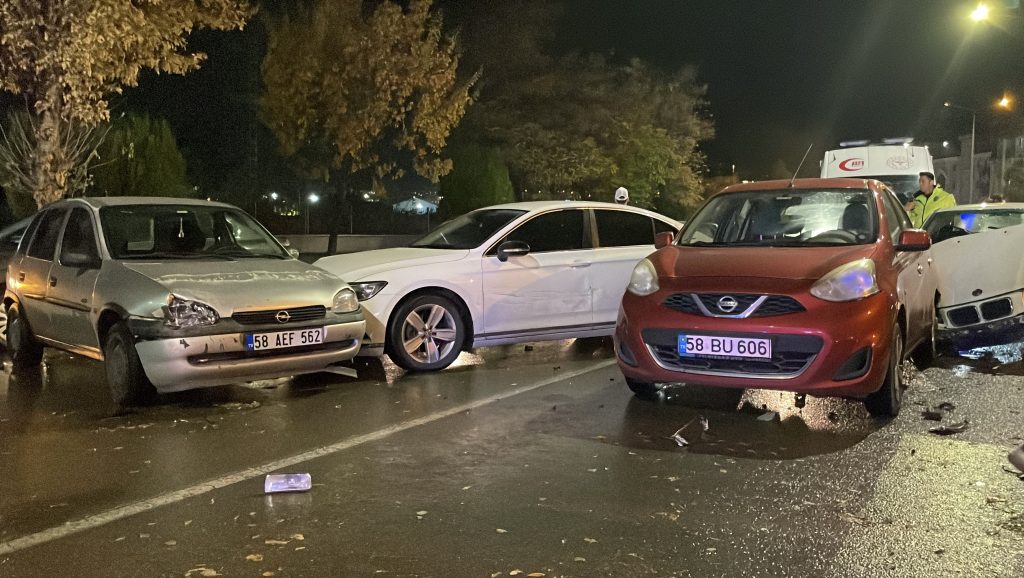 Sivas'ta Zincirleme Kaza: Kırmızı Işıkta Bekleyenlere Çarptı! 1 Yaralı AW568644 05 | Gündem Sivas™ Haber