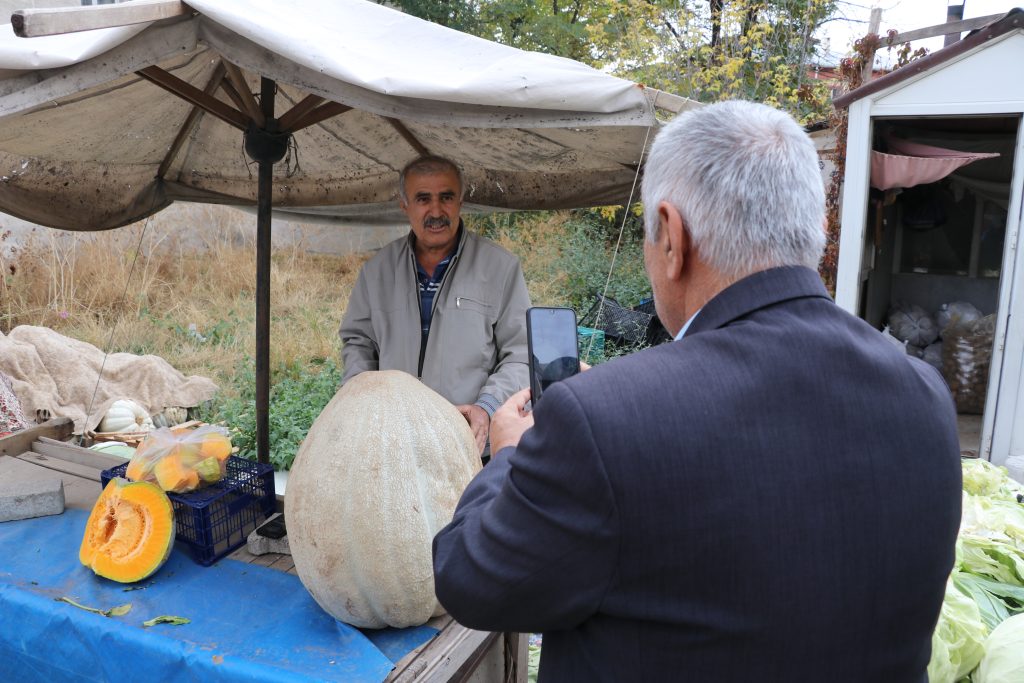 Sivaslı Çiftçiden Rekor: Ata Tohumuyla Yetişen 51 Kilogramlık Dev Bal Kabağı İlgi Odağı Oldu AW568832 02 | Gündem Sivas™ Haber
