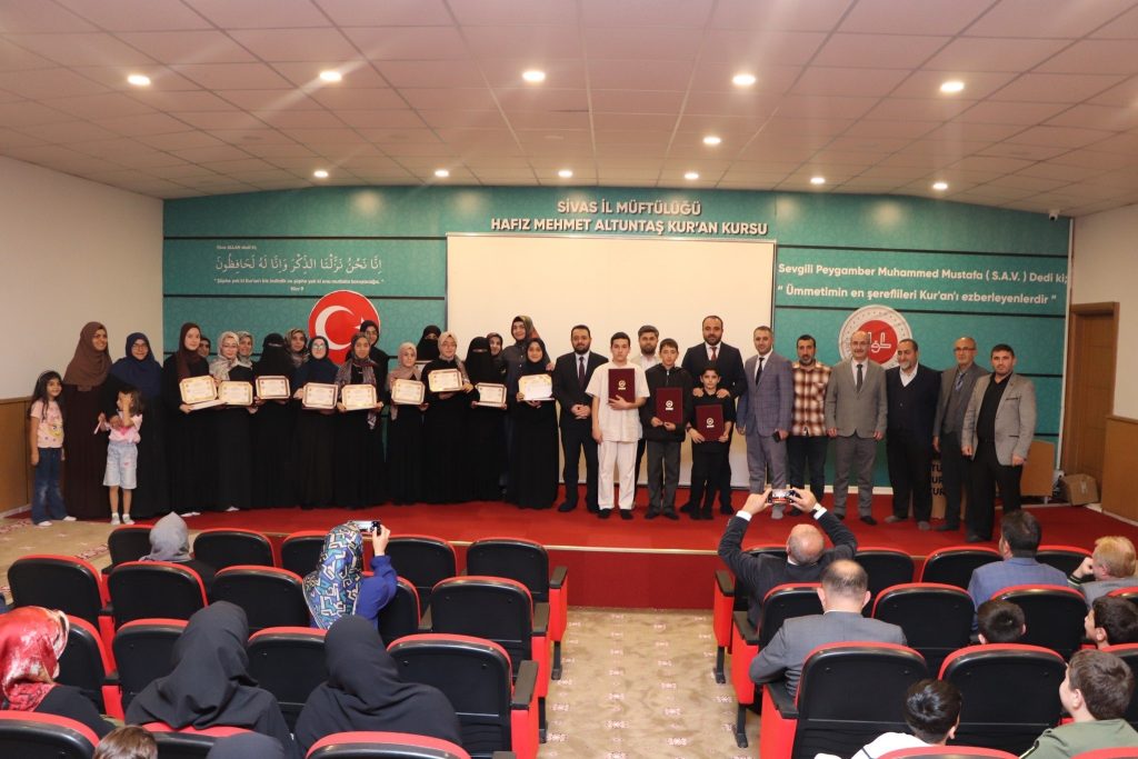 Sivas İl Müftülüğü'nden Görkemli Hafızlık Belge Takdim Töreni: 14 Öğrenci Kur'an'ın Işığında AW569356 02 | Gündem Sivas™ Haber