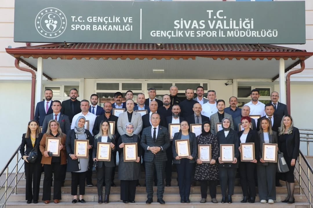 Sivas Gençlik ve Spor İl Müdürlüğü Personeline Başarı Belgeleri Takdim Edildi