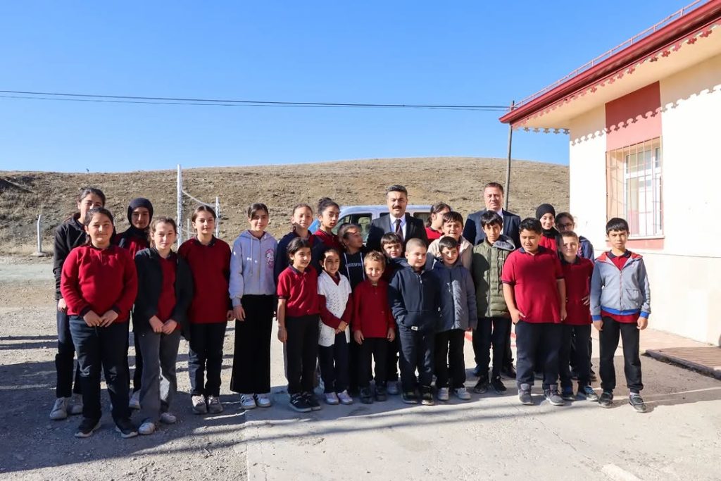 Sivas’ta Eğitime Destek Ziyareti: Çobansaray’da Öğrencilere Kitap Hediyesi