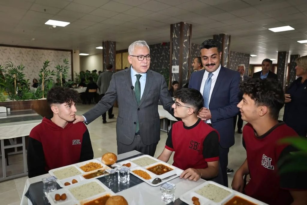 Sivas Valisi Yılmaz Şimşek, Öğrencilerle Okul Yemeğinde Bir Araya Geldi