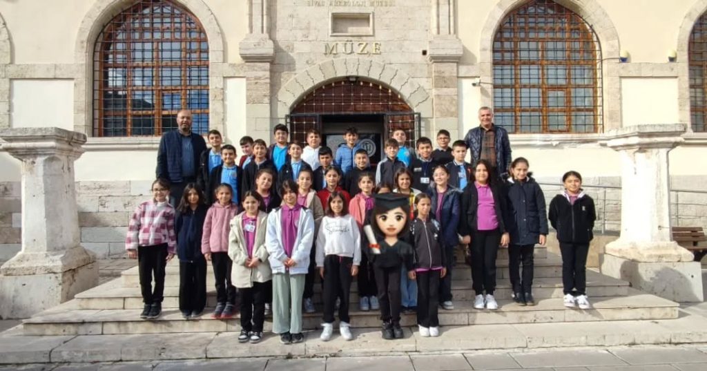 Sivas’ta Müzede Eğitim ve Sanat Buluşması: Öğrenciler Arkeoloji Müzesi’ni Gezdi ve Ebru Yaptı