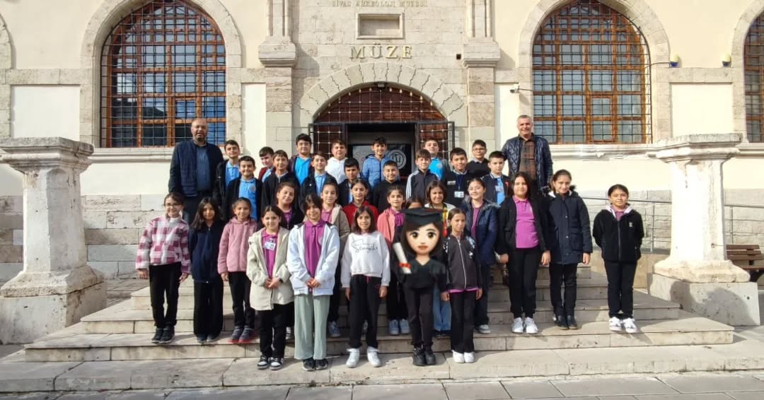Sivas'ta Müzede Eğitim ve Sanat Buluşması: Öğrenciler Arkeoloji Müzesi'ni Gezdi ve Ebru Yaptı
