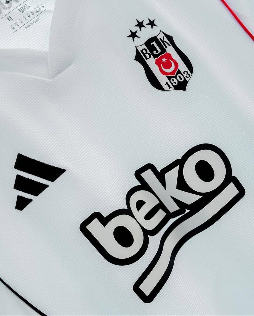 Beşiktaş’ın Maç Günü Kombini: Beyaz Forma ve Siyah Şort