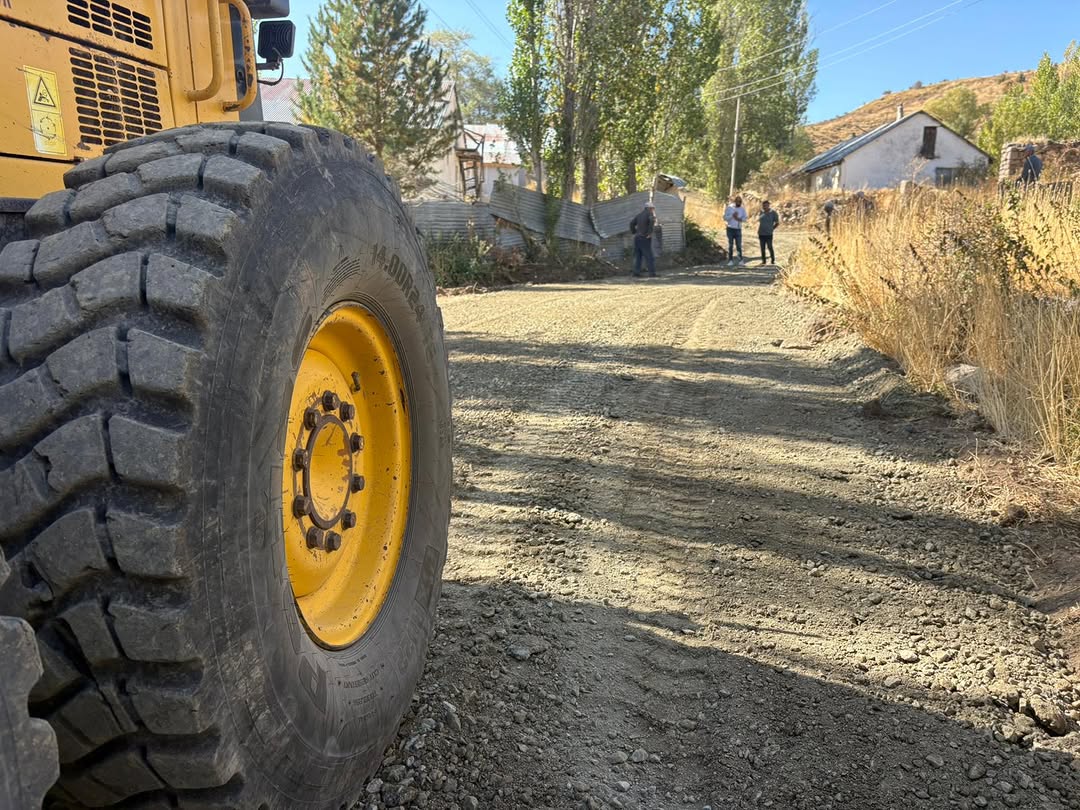 Sivas İl Özel İdaresi, Eski Kapumahmut Köyü'nde Yol Çalışmalarını Sürdürüyor