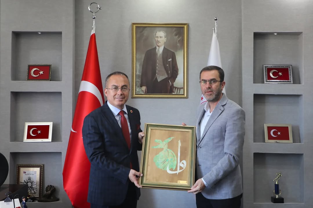 AK Parti Sivas İlçe Başkanı Rüfet Arslan ve Yönetimi, Gençlik ve Spor İl Müdürü Şahin Ertem'i Ziyaret Etti