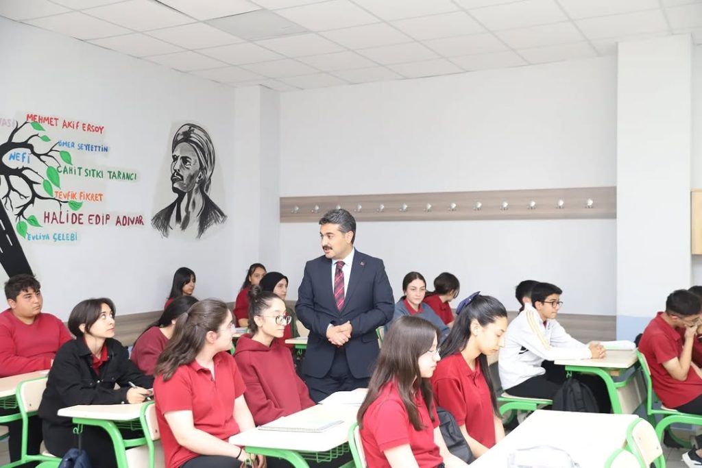 Sivas Milli Eğitim Müdürü Fatih Erdoğan, Divriği’de Öğrenci ve Öğretmenlerle Buluştu