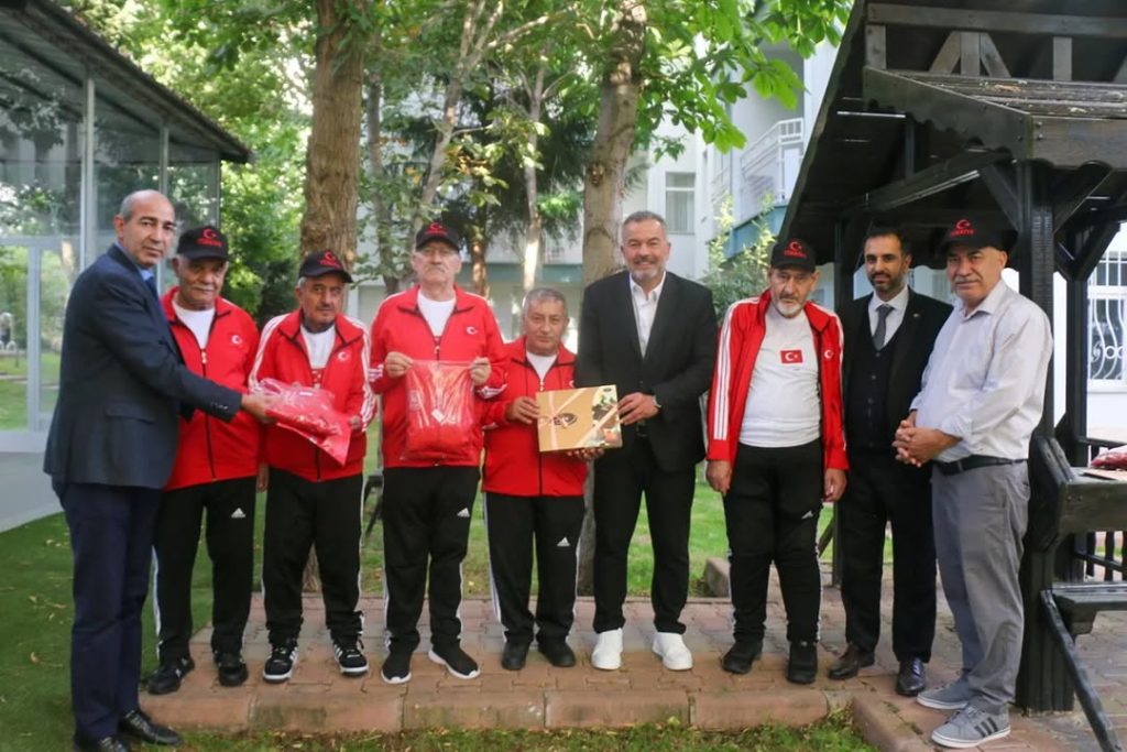 Amatör Spor Haftasında Huzurevine Anlamlı Ziyaret ve Spor Malzemesi Desteği