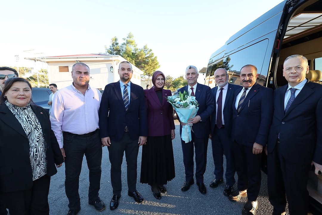 Ticaret Bakanı Bolat, Çeşme'de Dijital CEO Zirvesi'ne Katıldı ve AK Parti Teşkilatıyla Buluştu