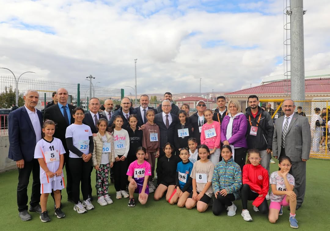 Sivas'ta Liseler Arası Atletizm Yarışları ile Genç Sporcular Coşkusu