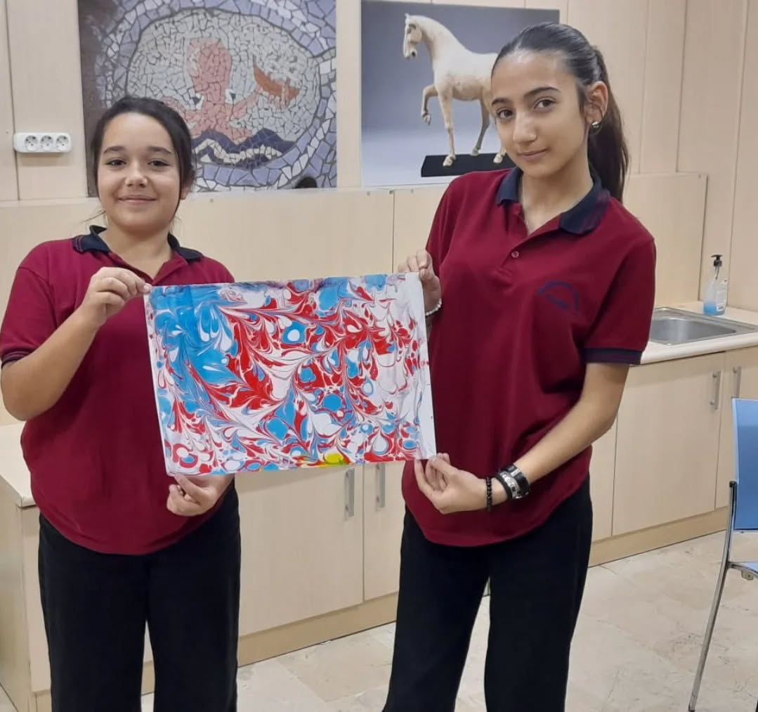 Sivas Müzelerinde Geleneksel Sanatlar Canlanıyor: Minik Ellerden Ebru Şöleni