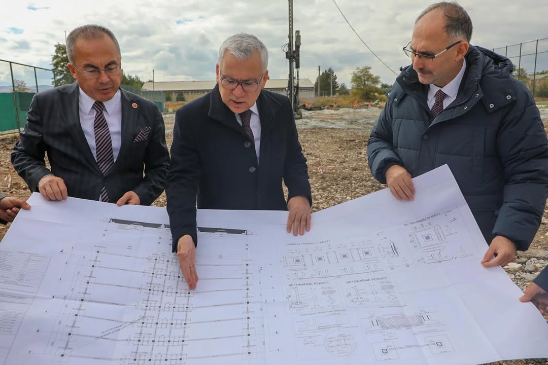 Sivas'ta Spor Yatırımları Yerinde İncelendi: Tenis Kortundan Curling Salonuna Yeni Projeler