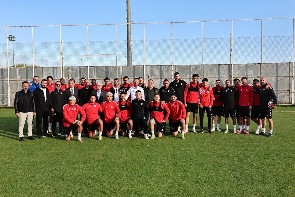 Sivas Valisi Yılmaz Şimşek, Sivasspor’un Kampına Sürpriz Ziyaret Gerçekleştirdi
