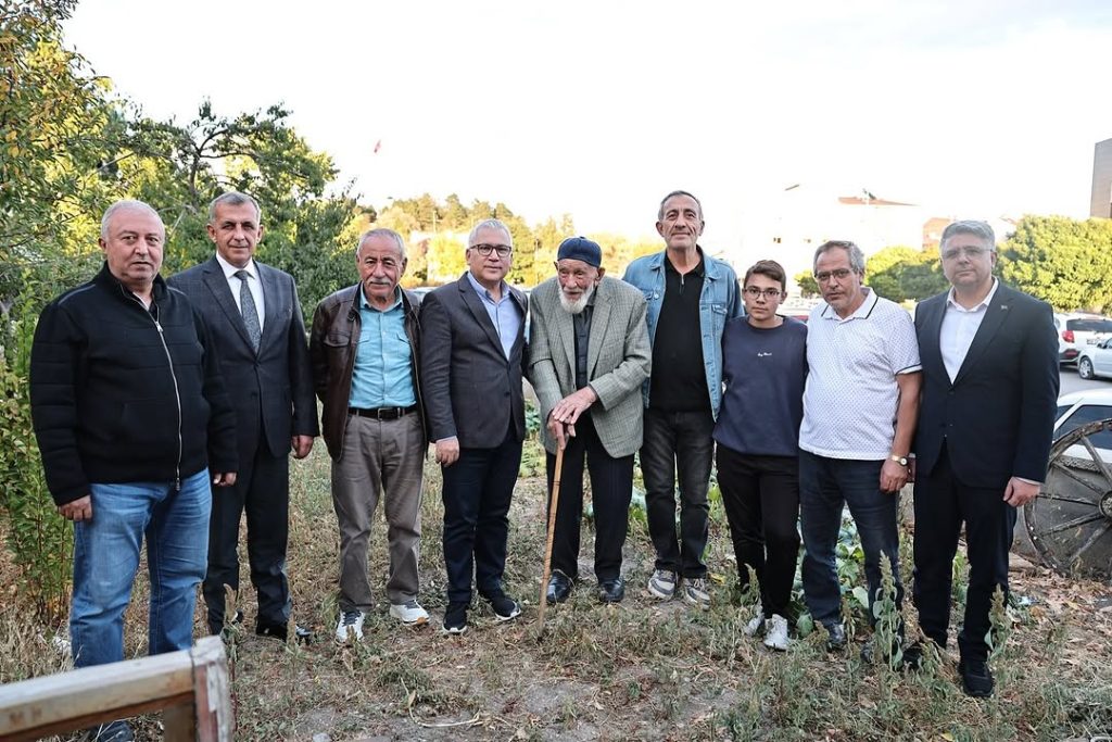 Sivas Valisi Yılmaz Şimşek, 98 Yaşındaki Kaya Bulut’u Evinde Ziyaret Etti