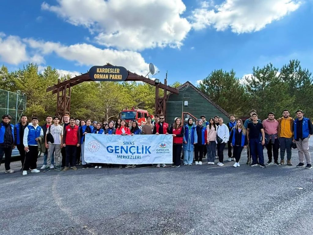Sivas’ta Gençler Dijital Denge İçin Doğa Yürüyüşünde Buluştu