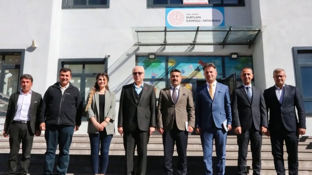 Sivas’ta Eğitim Yöneticilerinden Kurtlapa İlkokul Ortaokuluna Ziyaret