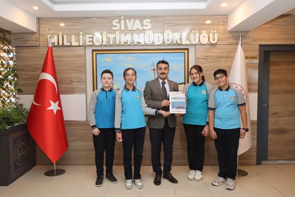 Sivas’ta Öğrencilerden Anlamlı Dergi: MAİDER İl Milli Eğitim Müdürüne Takdim Edildi