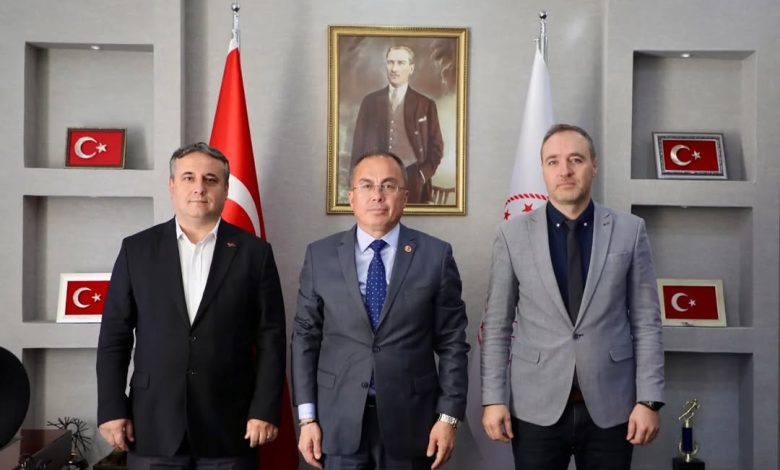 Töleyiş Sendikası Sivas Şube Başkanı, Gençlik ve Spor İl Müdürü'nü Ziyaret Etti DPyS4KhjORs | Gündem Sivas™ Haber