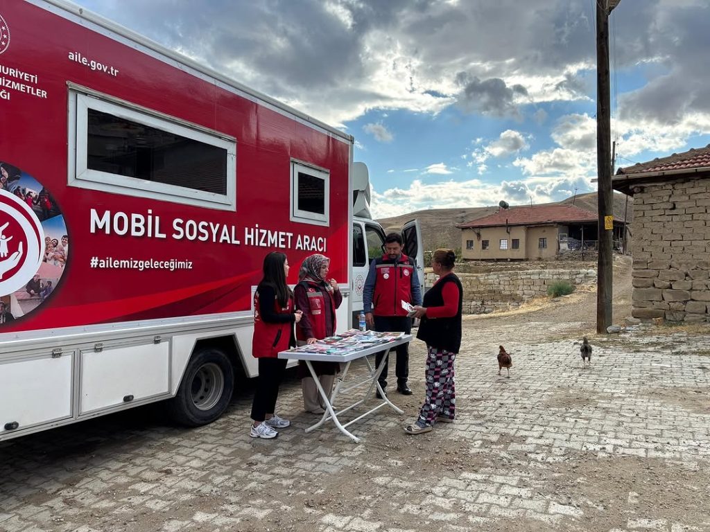 Sivas’ta Mobil Sosyal Hizmet Aracı Divriği ve Köylerinde Vatandaşlarla Buluştu