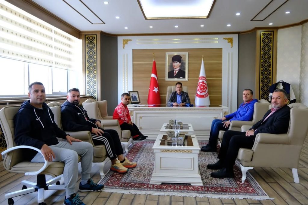 Sivas Cumhuriyet Üniversiteli Halterci Abdullah Kayapınar’dan Dünya Şampiyonluğu Sonrası Anlamlı Ziyaret