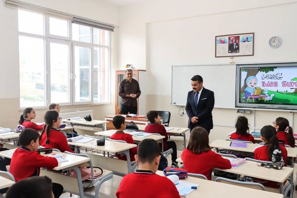 Sivas’ta Eğitimde Yeni Dönem: Votorantim Sivas Çimento Ortaokulu’nda Türkiye Yüzyılı Maarif Modeli İncelemesi