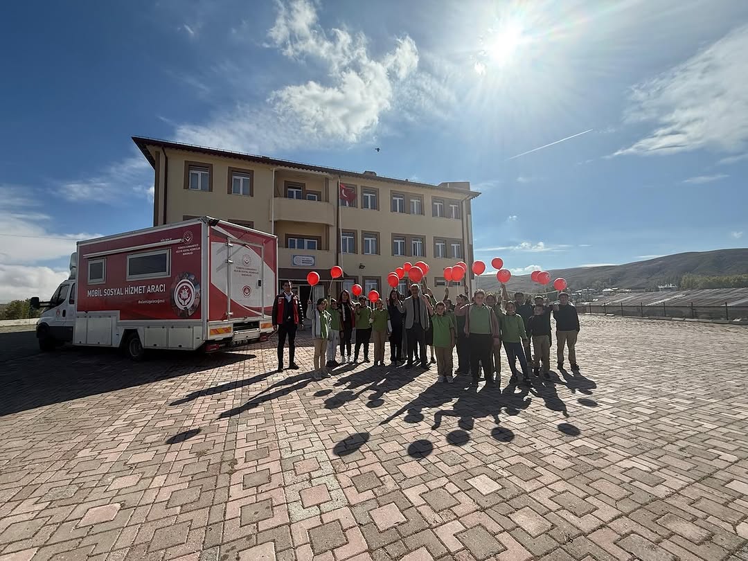 Mobil Sosyal Hizmet Aracı Ulaş İlçesinde Vatandaşlarla Buluştu