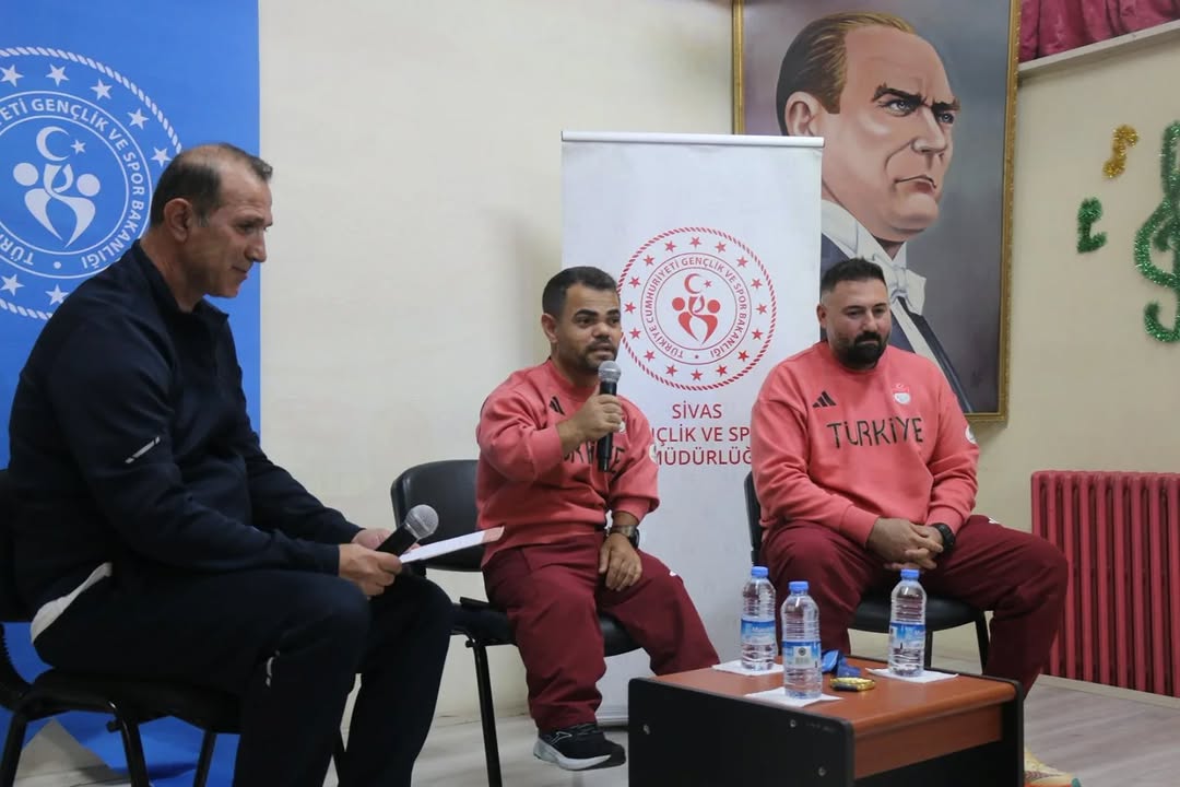 Dünya Şampiyonu Abdullah Kayapınar, Gazi Paşa Ortaokulu Öğrencileriyle Buluştu