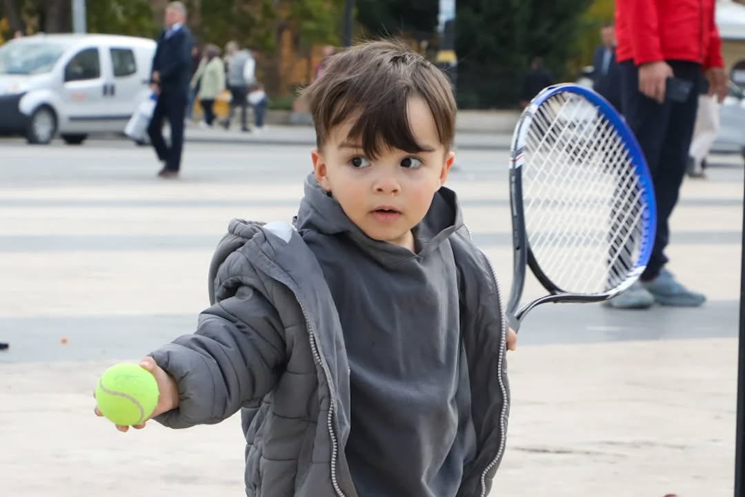 Sivas'ta Gençlik ve Spor Festivali Coşkusu: Geleneksel Oyunlardan Modern Branşlara Renkli Etkinlikler