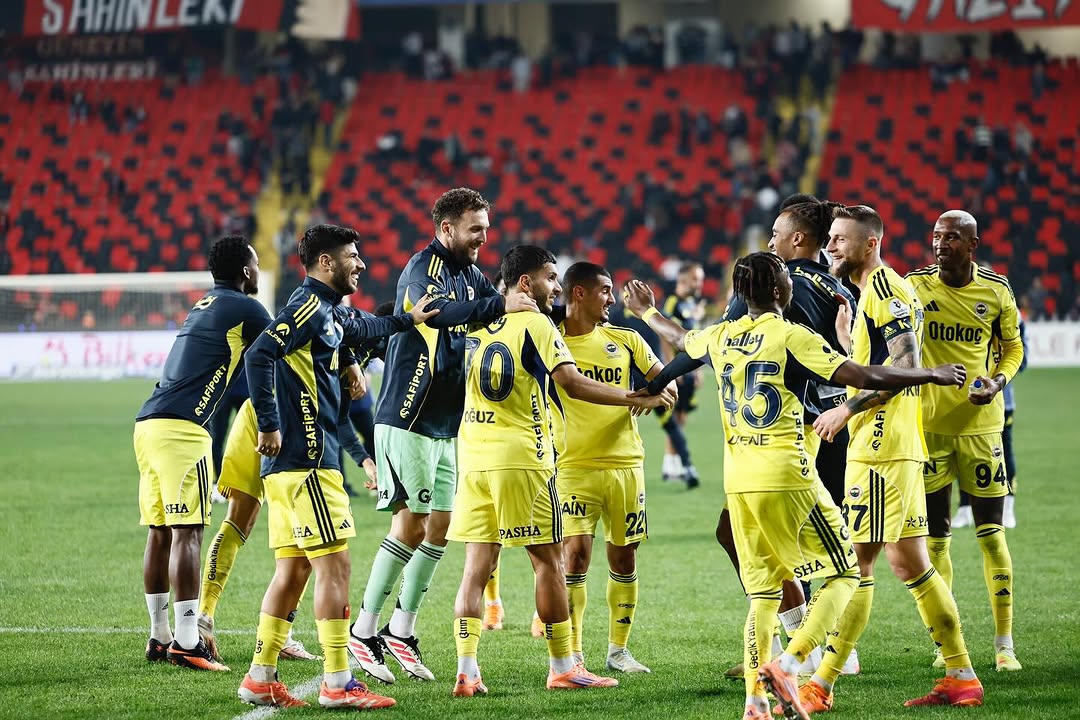 Fenerbahçe, Taraftarıyla "Kazan Beraber Kutla Beraber" Diyor
